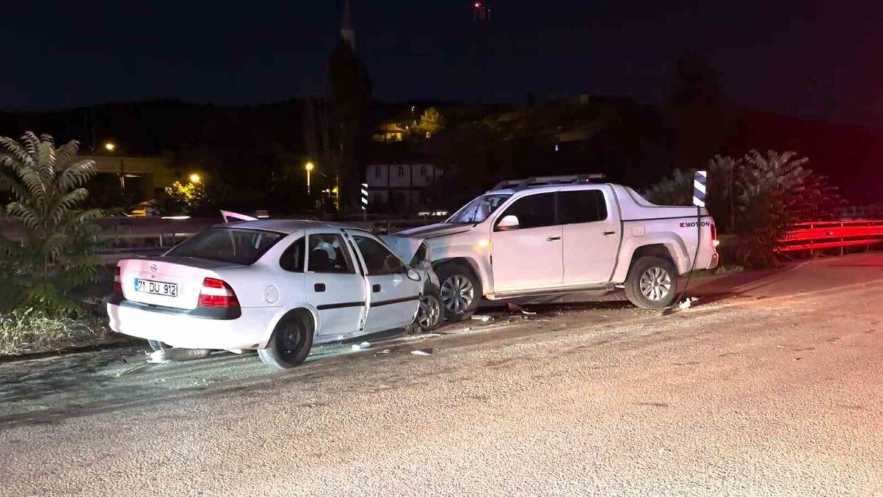 Kırıkkale’de kamyonet ile otomobilin kafa kafaya çarpıştığı kazada 3 kişi