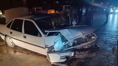 Kırıkkale’de iki otomobilin kafa kafaya çarpıştığı kazada 3 kişi yaralandı.
