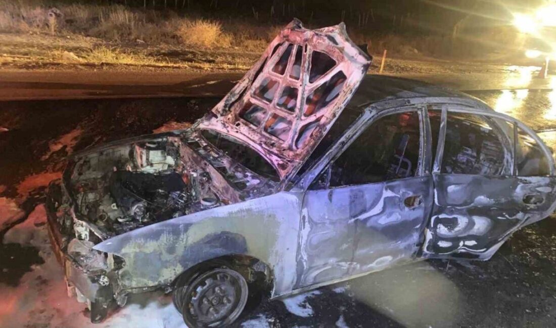 Kırıkkale’de seyir halindeki otomobilde çıkan yangında 2 kişi yaralandı.