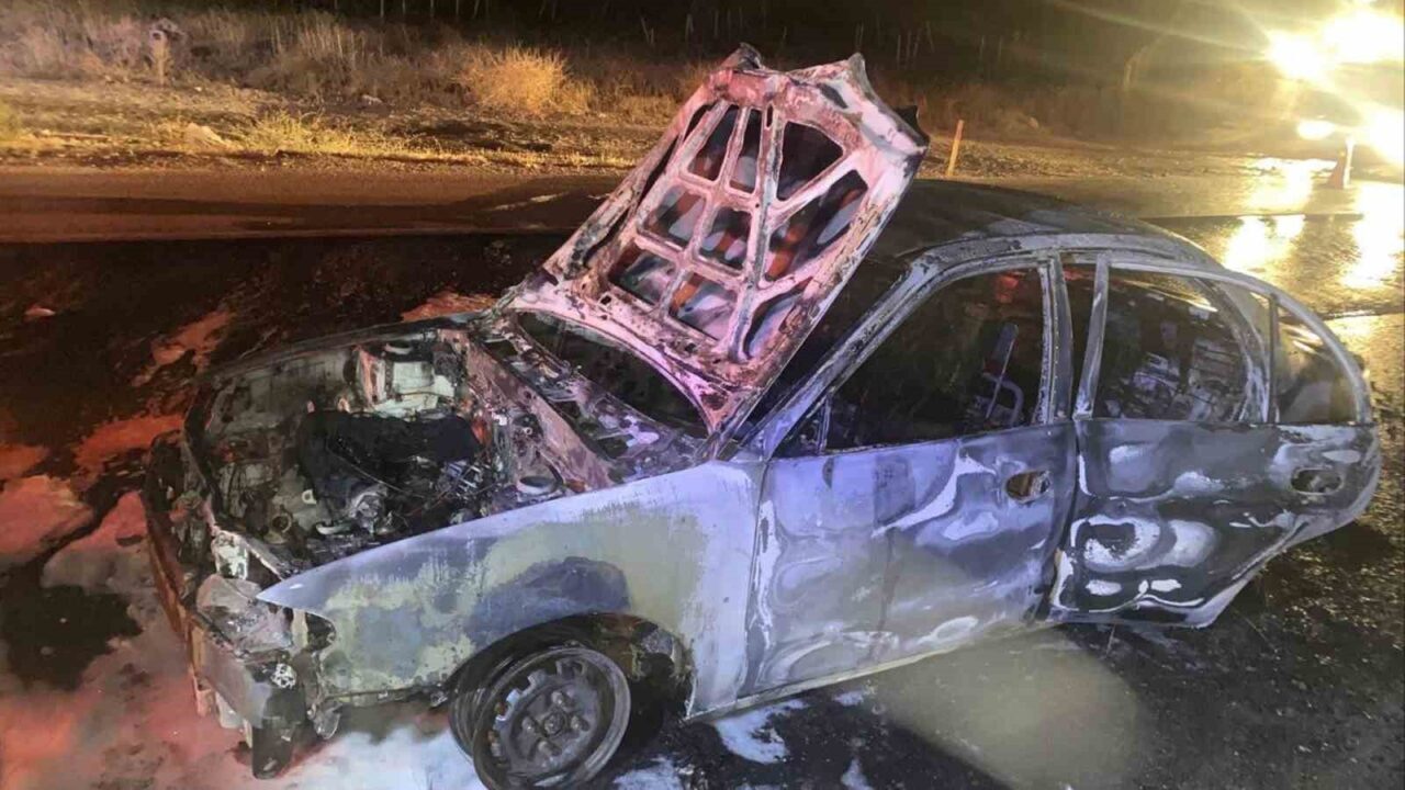 Kırıkkale’de seyir halindeki otomobilde çıkan yangında 2 kişi yaralandı.