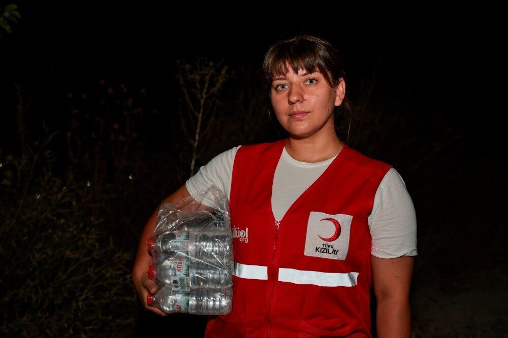 Türk Kızılay, orman yangınlarına personeli, gönüllüleri ve farklı teknik donanımlara