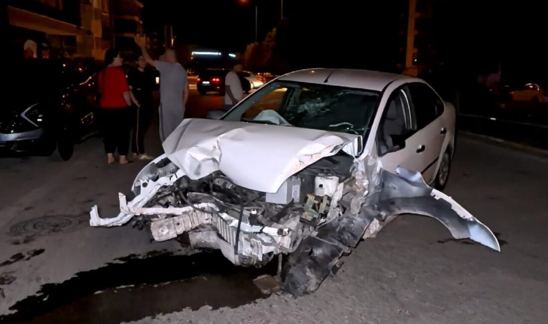Aksaray’da kontrolden çıkan otomobil, önce refüjdeki ağacı ardından aydınlatma direğini