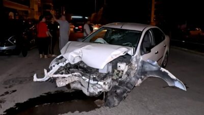 Aksaray’da kontrolden çıkan otomobil, önce refüjdeki ağacı ardından aydınlatma direğini