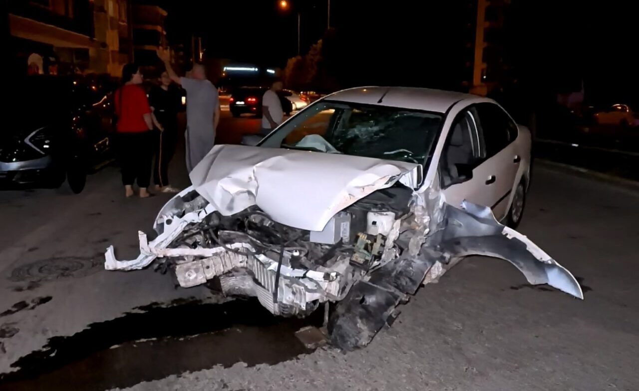 Aksaray’da kontrolden çıkan otomobil, önce refüjdeki ağacı ardından aydınlatma direğini