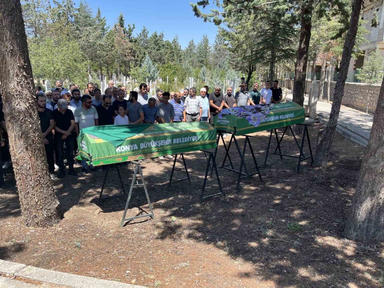 Konya’nın Derebucak ilçesinde girdikleri derede boğulan iki kız kardeşin cenazesi