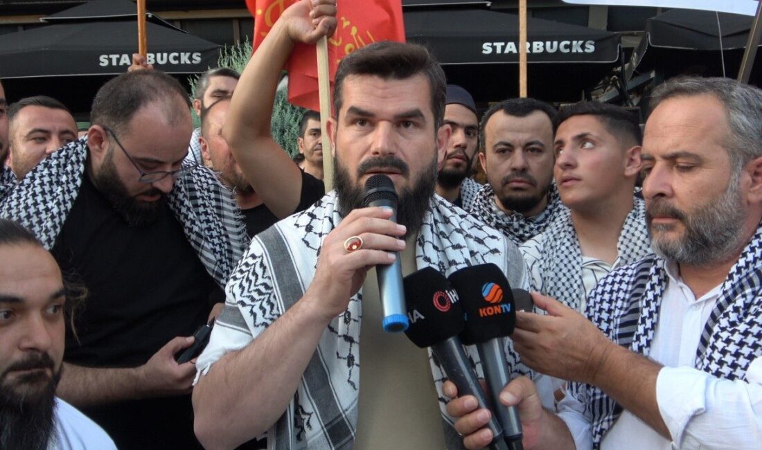 Konya'da protestoya katılanlar merkez Selçuklu ilçesinde bir alışveriş merkezinde bulunan