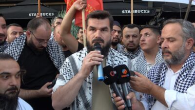 Konya'da protestoya katılanlar merkez Selçuklu ilçesinde bir alışveriş merkezinde bulunan