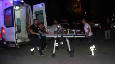 Konya’nın Beyşehir ilçesinde iki otomobilin kavşakta çarpıştığı kazada 2’si ağır