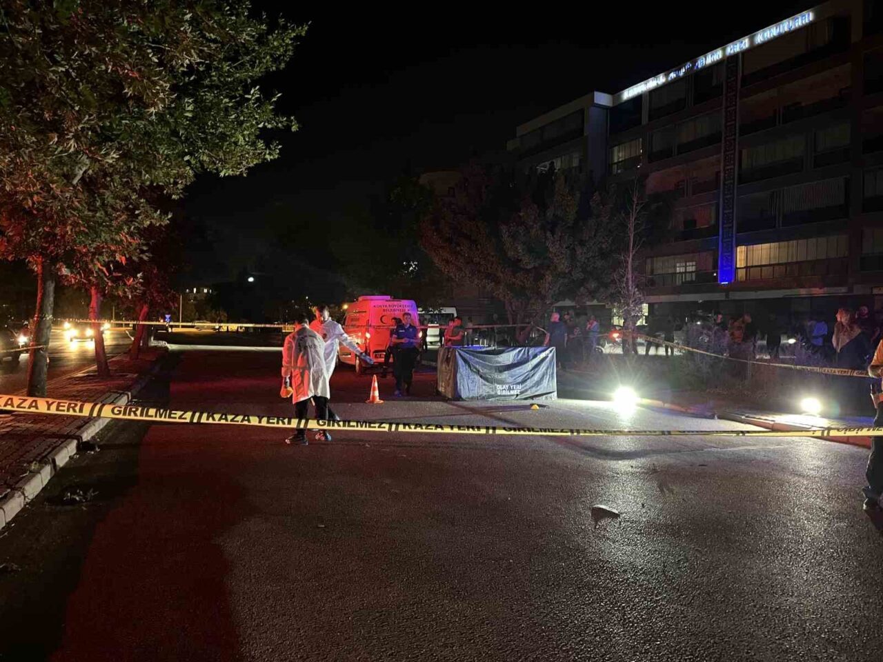 Konya’da yolun karşısına geçmeye çalışırken aracın çarptığı yaşlı adam hayatını