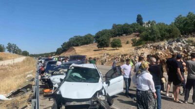 Konya’nın Beyşehir ilçesinde üç aracın karıştığı trafik kazasında 7 kişi