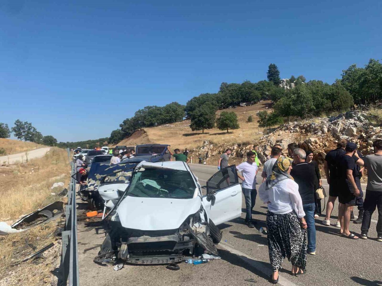 Konya’nın Beyşehir ilçesinde üç aracın karıştığı trafik kazasında 7 kişi