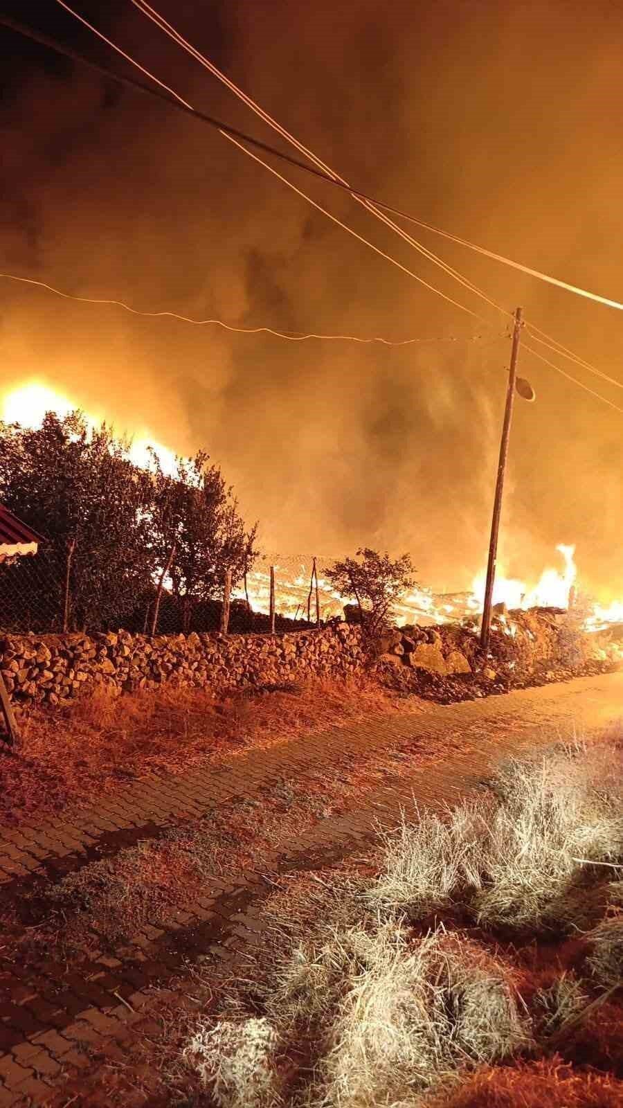 Çankırı’nın Bayramören ilçesine bağlı bir köyde çıkan yangında 6 ev