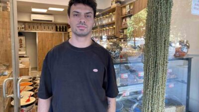 Eskişehirli aktar Oğuzhan Sever, fiyatı gram altınla yarışan çiçek bamya