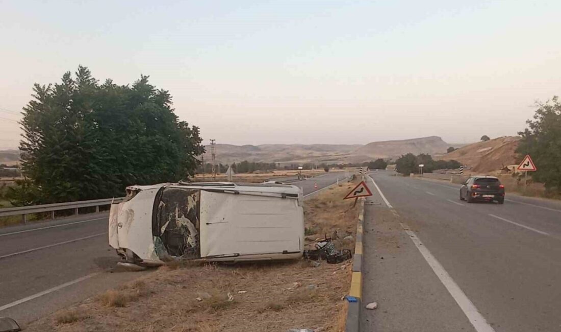 Ankara’nın Beypazarı ilçesinde lastiği patlayan otomobil takla attı. Kazada 2