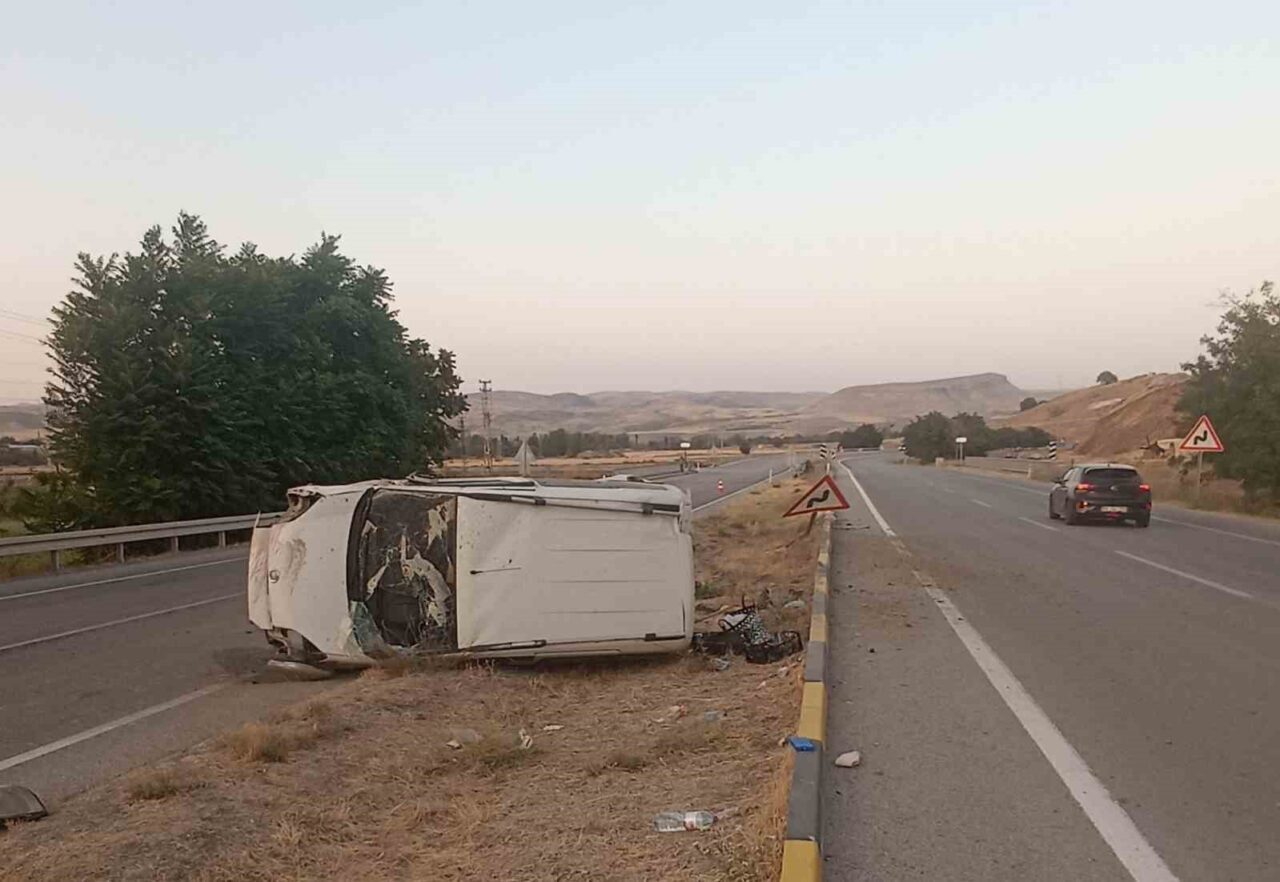 Ankara’nın Beypazarı ilçesinde lastiği patlayan otomobil takla attı. Kazada 2