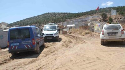 Konya’nın Beyşehir ilçesinde mermer ocağında kepçeden düşen mermer bloğun altında