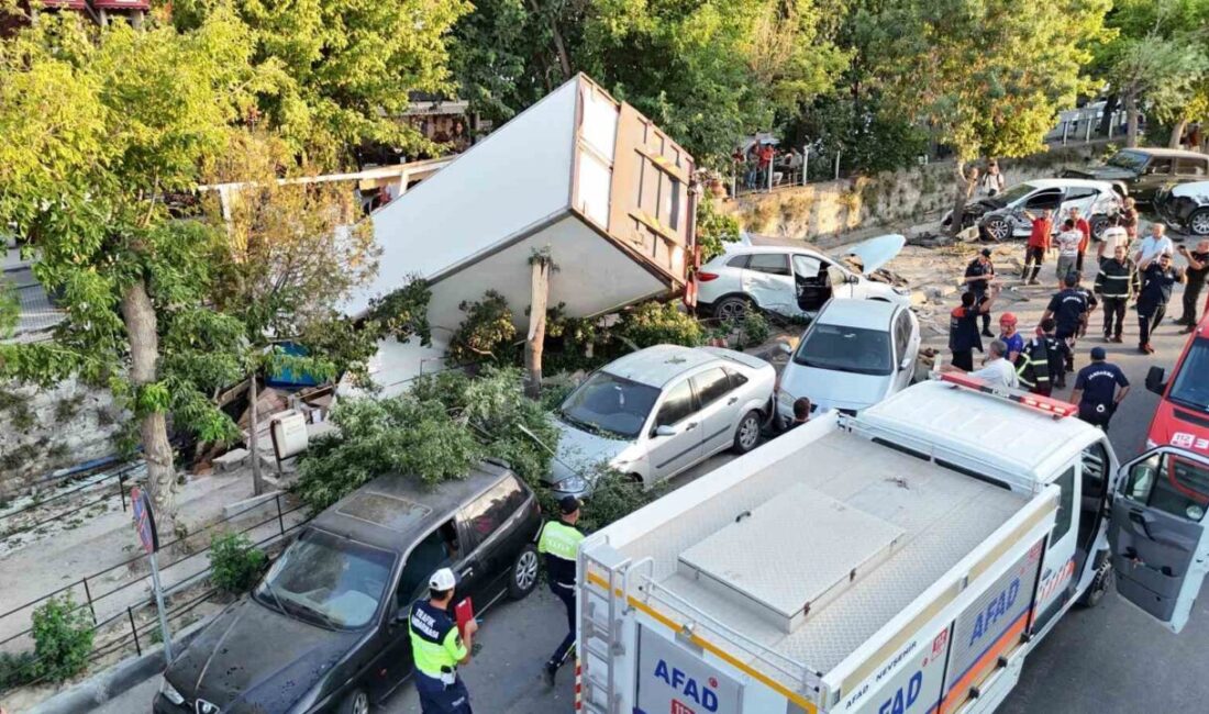 Nevşehir’de freni patlayan kamyon park halindeki 10 araca çarptıktan sonra