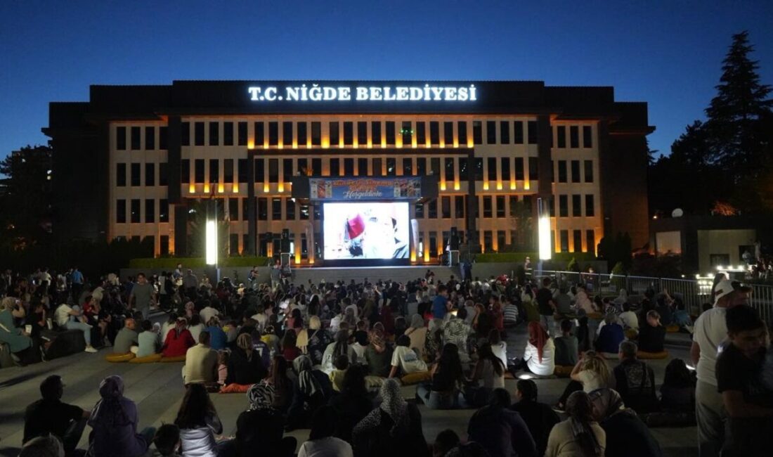 Niğde Belediyesi tarafından düzenlenen Minderli Sinema Günleri, yaz akşamlarını renklendirmeye