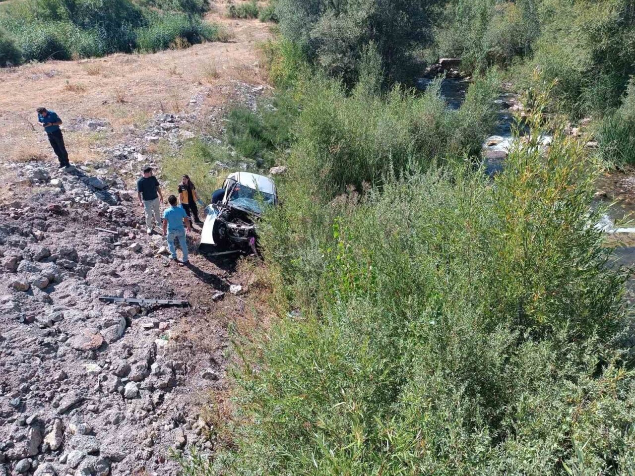 Sivas’ta bir otomobil dere yatağına uçtu, araçtaki yaşlı çift hayatını