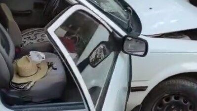 Konya’nın Ereğli ilçesinde kontrolden çıkan otomobil kuaför dükkanına daldı. Kazada