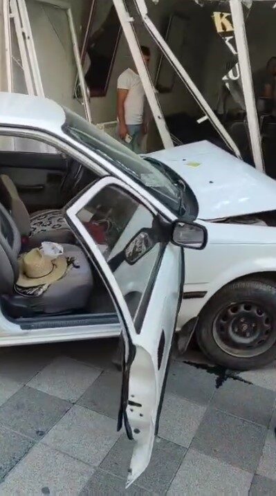Konya’nın Ereğli ilçesinde kontrolden çıkan otomobil kuaför dükkanına daldı. Kazada