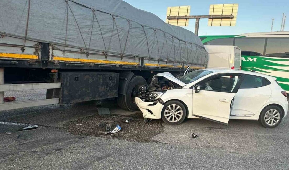 Kırıkkale’de kavşaktan dönmeye çalışan tıra otomobilin çarpması sonucu meydana gelen
