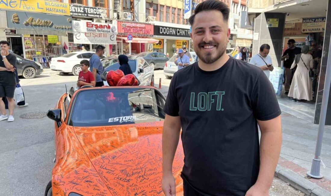 Konya’da kaplama yaptırıldıktan sonra üzerine imza atılan otomobil ilgi görüyor.