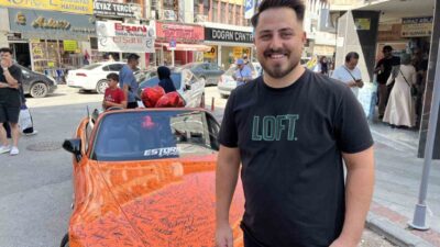 Konya’da kaplama yaptırıldıktan sonra üzerine imza atılan otomobil ilgi görüyor.