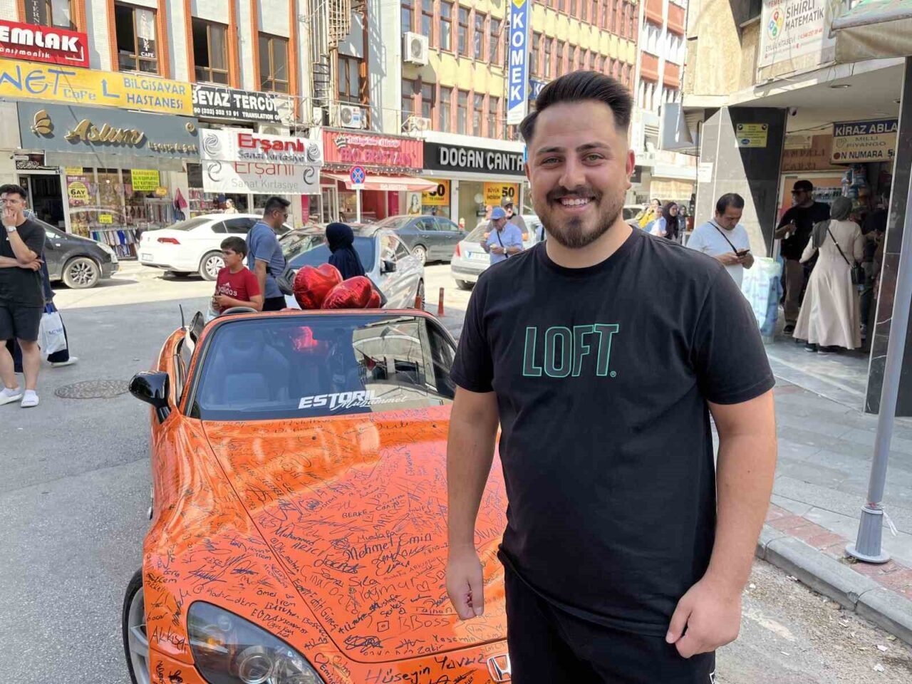 Konya’da kaplama yaptırıldıktan sonra üzerine imza atılan otomobil ilgi görüyor.