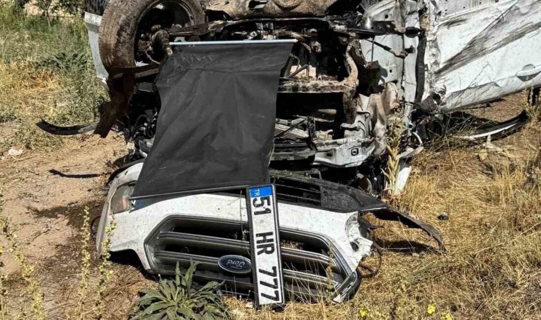 Kayseri’nin Yahyalı ilçesinde iki otomobilin çarpışması sonucu meydana gelen kazada