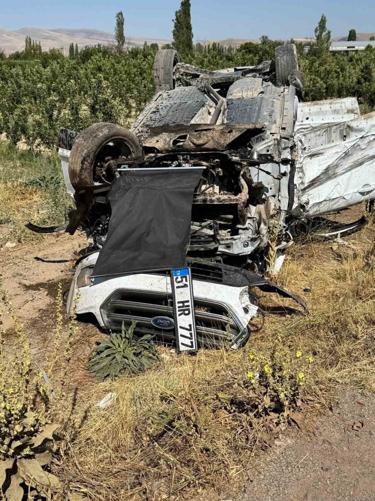 Kayseri’nin Yahyalı ilçesinde iki otomobilin çarpışması sonucu meydana gelen kazada