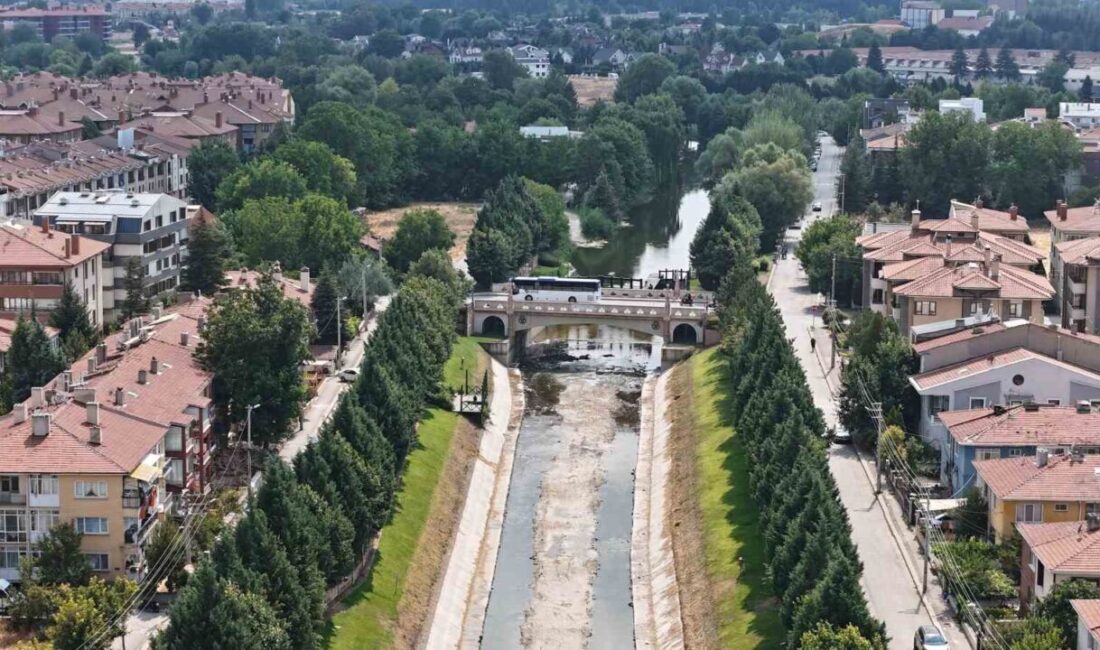 Eskişehir’in simgelerinden olan Porsuk Çayı’nda gözle görülür şekilde azalan su