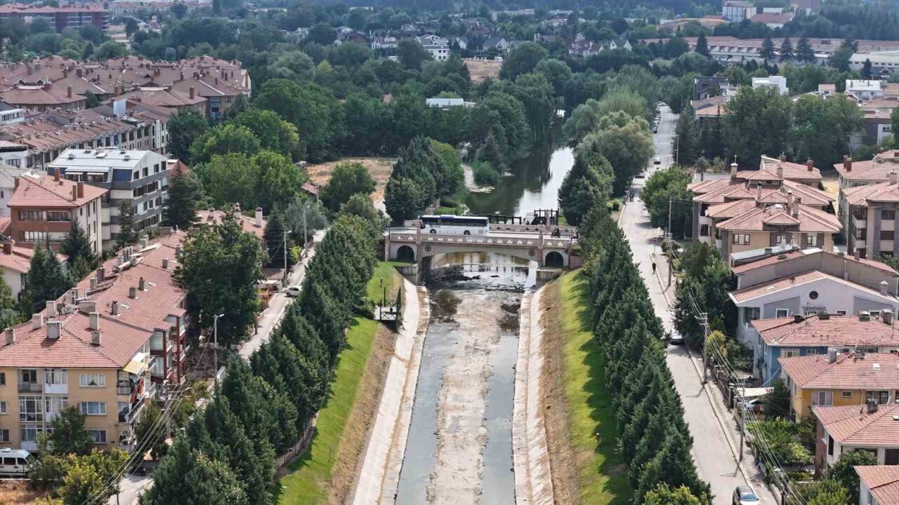 Eskişehir’in simgelerinden olan Porsuk Çayı’nda gözle görülür şekilde azalan su