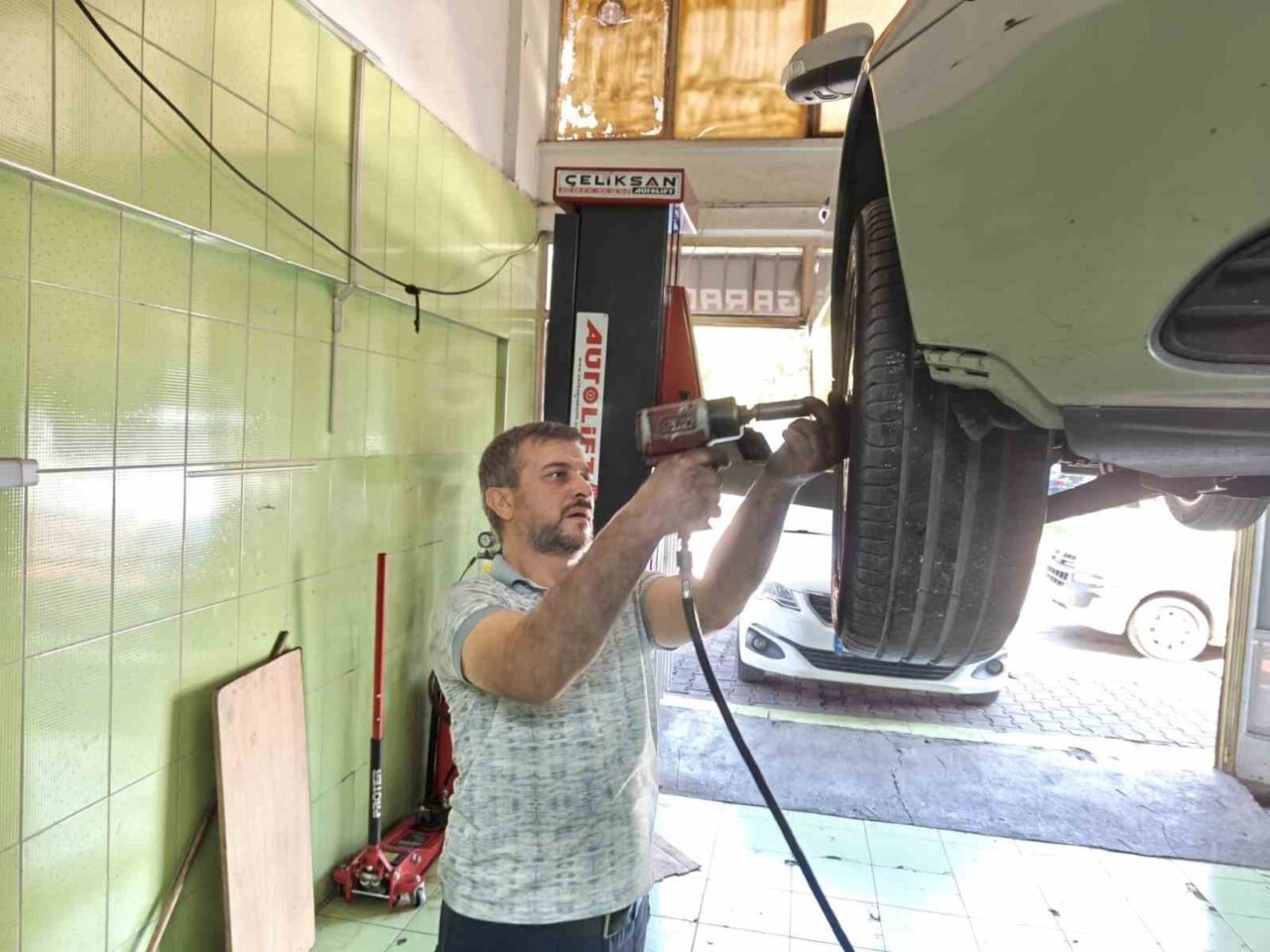 Kayseri’de 30 yıldır motor ustalığı yapan Muzaffer Polat, araçlarda radyatör