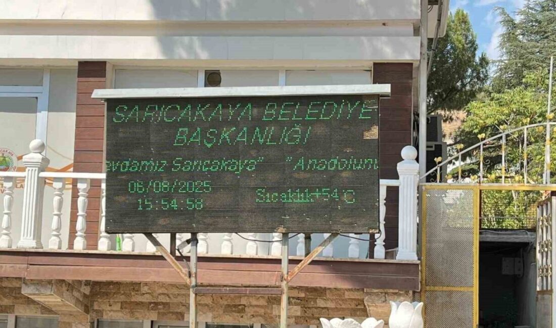 Eskişehir’in Sarıcakaya ilçesinde belediye önünde bulunan termometre bugün 54 dereceyi