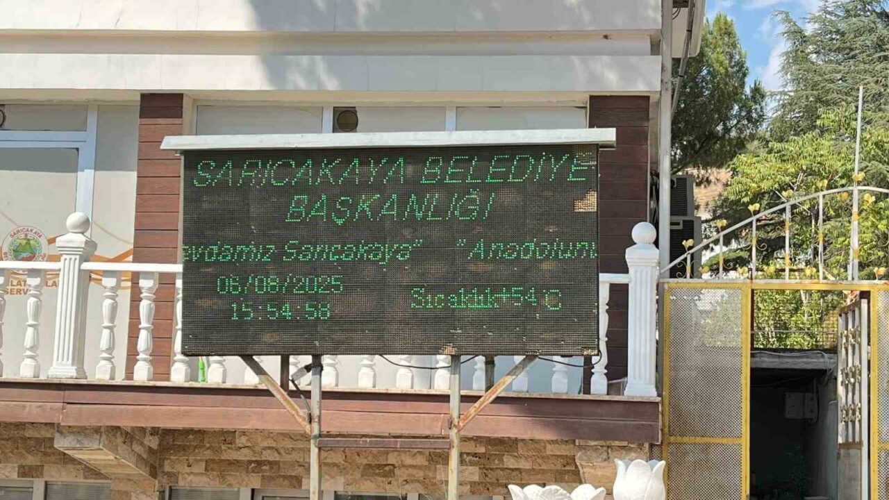 Eskişehir’in Sarıcakaya ilçesinde belediye önünde bulunan termometre bugün 54 dereceyi