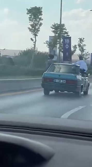 Ankara’da, seyir halinde olan bir aracın camından sarkan 2 kişi