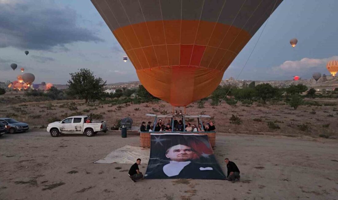 Kapadokya bölgesindeki sıcak hava balonları, 30 Ağustos Zafer Bayramı dolayısıyla