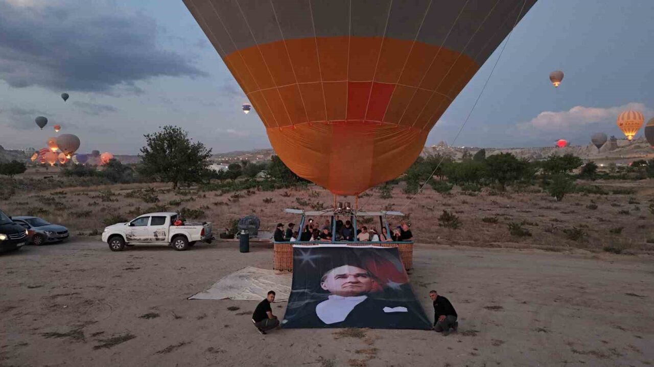 Kapadokya bölgesindeki sıcak hava balonları, 30 Ağustos Zafer Bayramı dolayısıyla