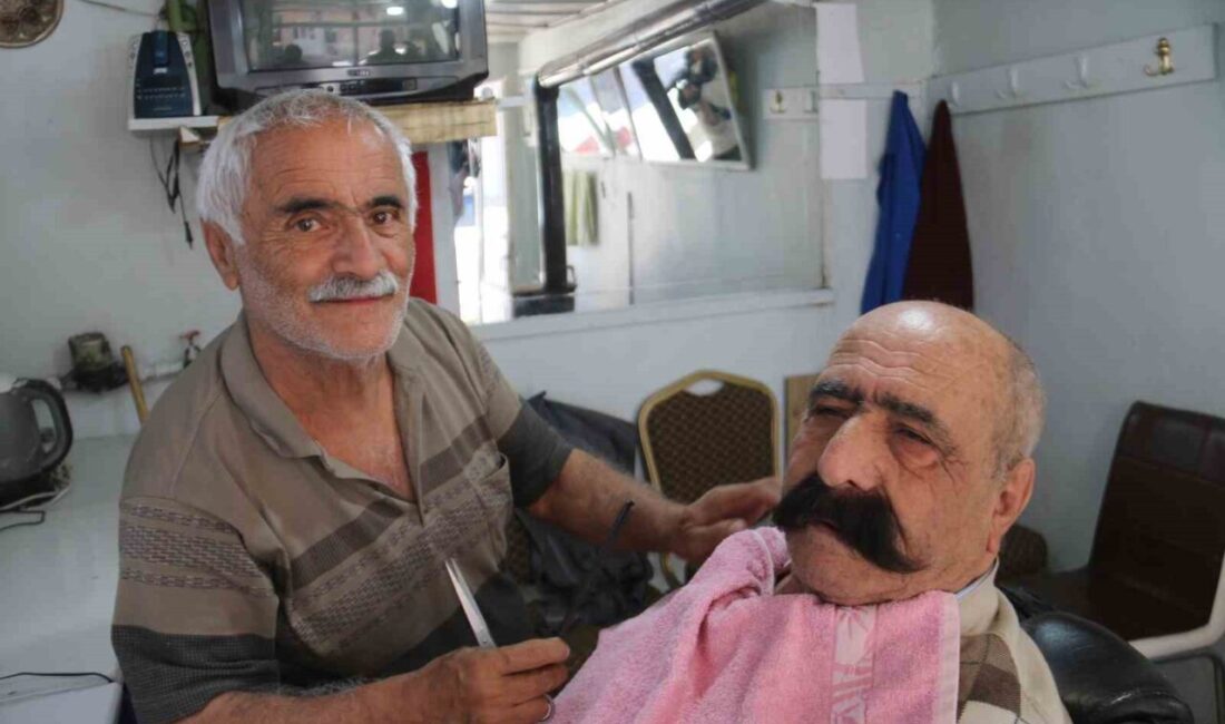 Sivas’ın en eski mahallesi olan Yüceyurt Mahallesi’nde 60 yıllık berber,