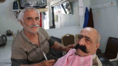Sivas’ın en eski mahallesi olan Yüceyurt Mahallesi’nde 60 yıllık berber,