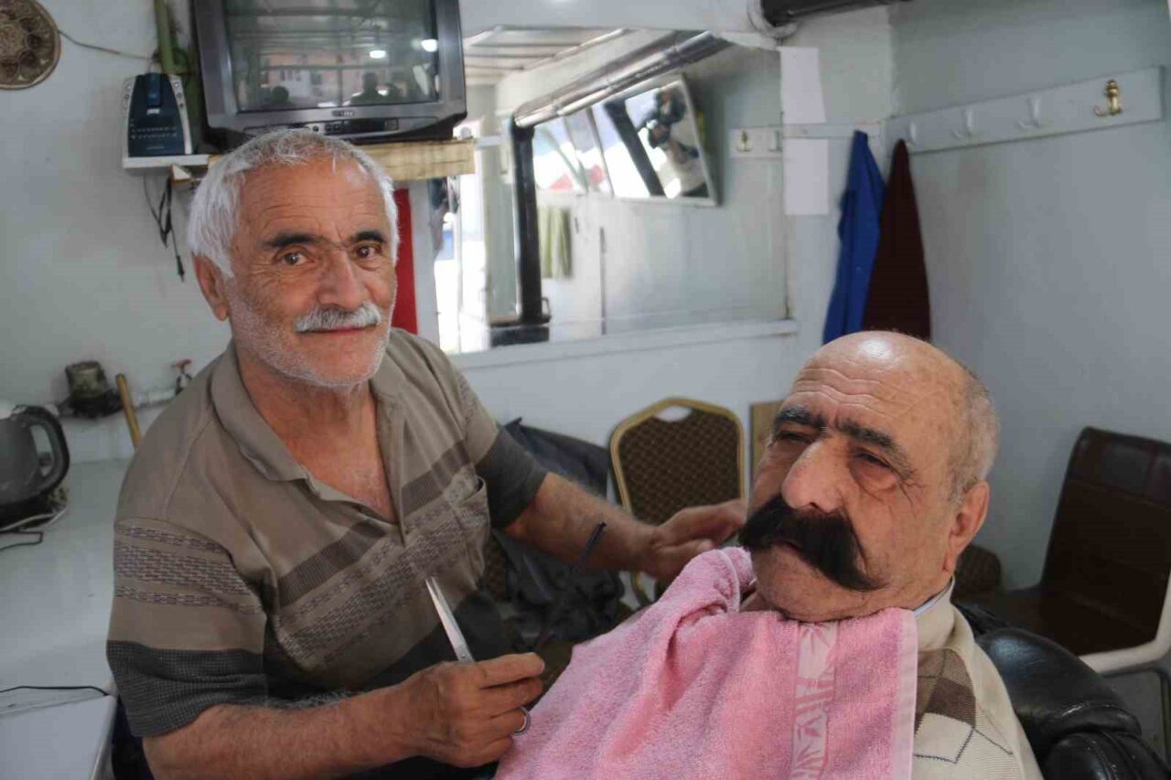 Sivas’ın en eski mahallesi olan Yüceyurt Mahallesi’nde 60 yıllık berber,