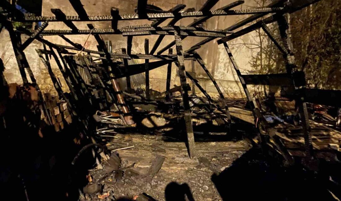 Sivas’ta içerisinde tandır bulunan garajda çıkan yangın, itfaiye ekiplerince söndürüldü.