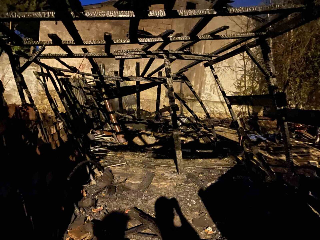 Sivas’ta içerisinde tandır bulunan garajda çıkan yangın, itfaiye ekiplerince söndürüldü.