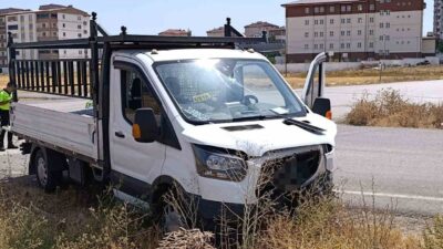 Sivas’ın Şarkışla ilçesinde kamyonet ile otomobilin çarpışması sonucu 3’ü çocuk