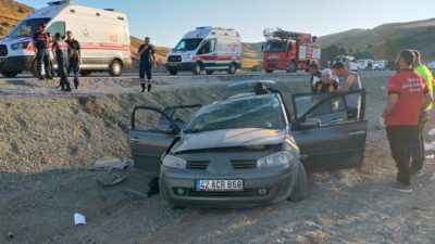 Sivas’ta sürücüsünün direksiyon hâkimiyetini kaybettiği otomobil şarampole yuvarlandı. Kazada 4