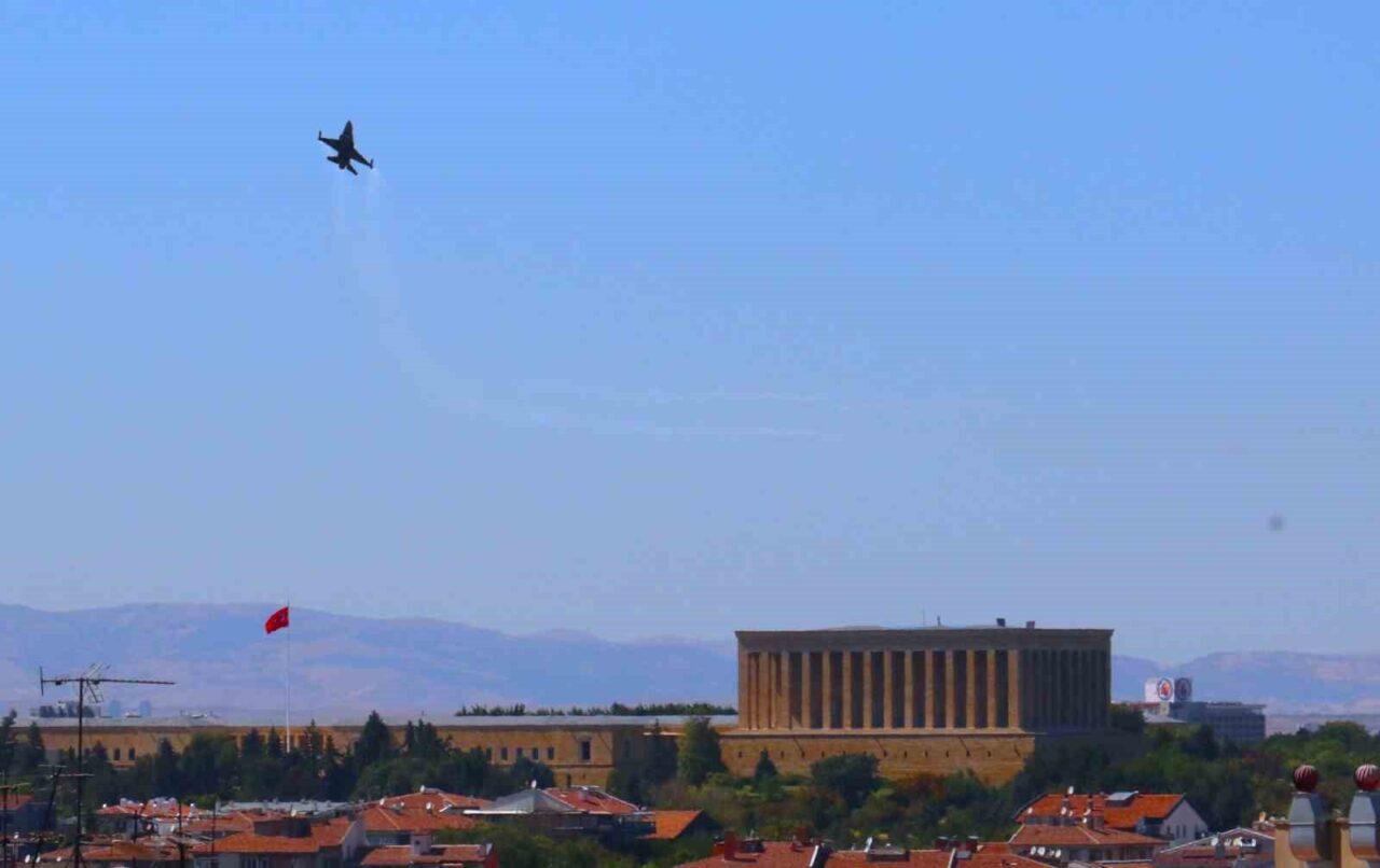Türk Hava Kuvvetleri’ne bağlı akrobasi timi SOLOTÜRK, Anıtkabir semalarında çevre