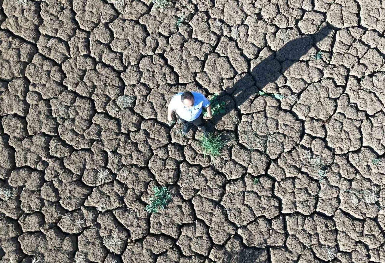 Kırıkkale’nin Ahılı köyünde tarım arazilerini besleyen gölet tamamen kuruyarak çatlaklarla