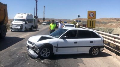 Kırıkkale’nin Delice ilçesinde sürücüsünün kolunu arı sokması neticesinde bariyerlere çarpan