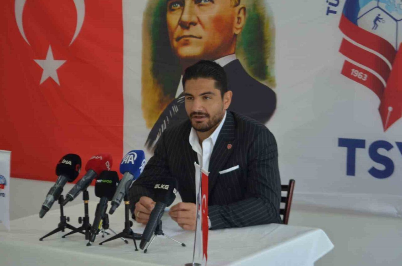 Türkiye Güreş Federasyonu Başkanı Taha Akgül, 12 ayrı ilde 12
